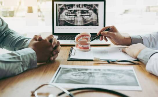 Pierwsza konsultacja stomatologiczna, która porządkuje plan leczenia przed implantem, ortodoncją lub endodoncją