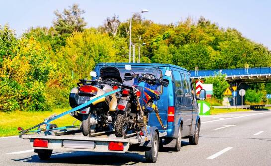 Autolaweta do auta, motocykla i quada — co zmienia sposób załadunku i zabezpieczenia