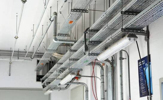 Gdzie koryto siatkowe ogranicza przegrzewanie i ułatwia późniejszy serwis instalacji