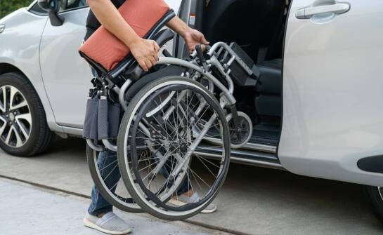 Lekka konstrukcja wózka inwalidzkiego a wygoda transportu, składania i codziennej opieki