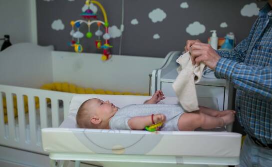 Kiedy zintegrowane łóżeczko z przewijaniem naprawdę sprawdza się w pokoju niemowlęcia