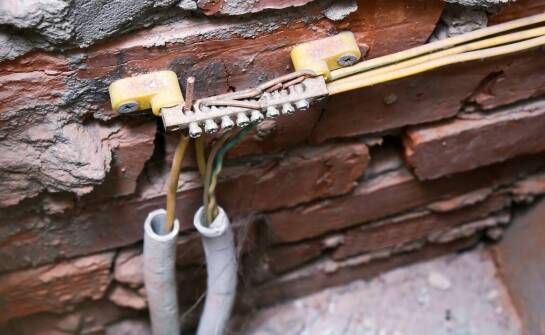 Jak przebiega wykonanie instalacji elektrycznej w starszych budynkach mieszkalnych i użytkowych
