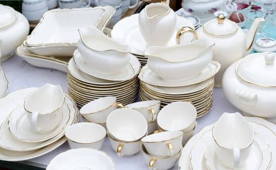 Cukiernica porcelanowa ze złotym wykończeniem — jak ocenić ją przed zakupem online