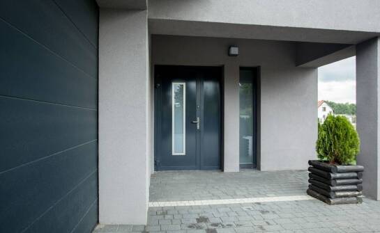 Jak dobrać drzwi zewnętrzne i loftowe do domu, by połączyć izolację, montaż i wygląd elewacji