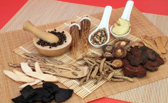 Jak ziołowe preparaty w tradycyjnej medycynie chińskiej wspierają równowagę zamiast szybkiego detoksu