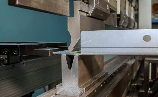 Jak grubość, promień i sprężynowanie wpływają na gięcie CNC stali nierdzewnej i aluminium