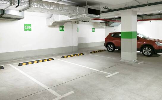 Dodatkowe miejsce parkingowe w garażu — jakie warunki trzeba sprawdzić przed montażem