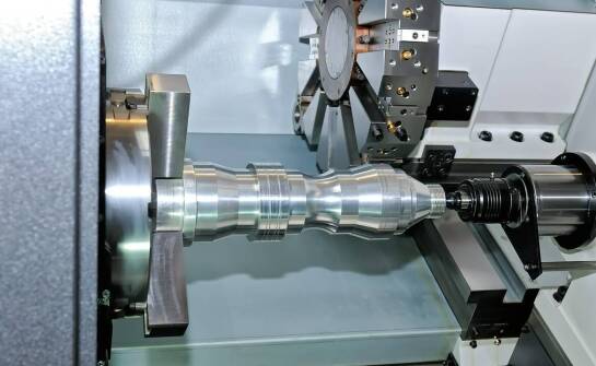 Kiedy automaty tokarskie CNC mają sens przy seryjnych detalach metalowych i z tworzyw do 32 mm
