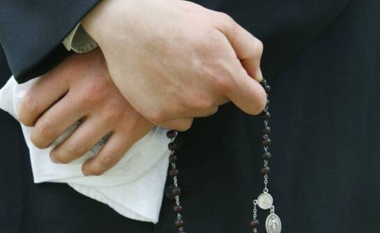 Jak dobrać sutannę do codziennej posługi, sezonu i intensywności noszenia