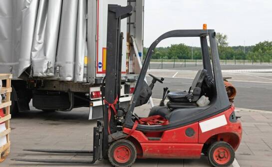Dlaczego rachunek za wynajęty wózek widłowy zależy od czasu, transportu i formalności