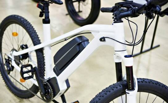 Hardtail czy full w elektrycznym rowerze górskim — jak typ zawieszenia wpływa na zasięg i kontrolę