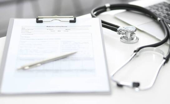 Dlaczego lista leków i chorób przewlekłych decyduje o bezpieczeństwie zabiegu kosmetycznego