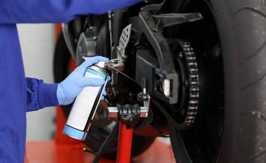 Jak obciążenie i styl jazdy skracają żywotność płynów w motocyklu i dostawczaku
