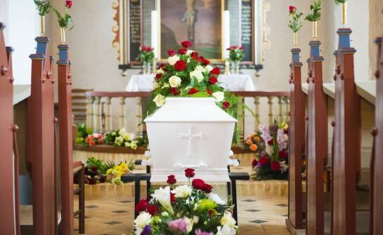Ceremonia religijna i świecka w Radomiu — przebieg i formalności przy organizacji pożegnania