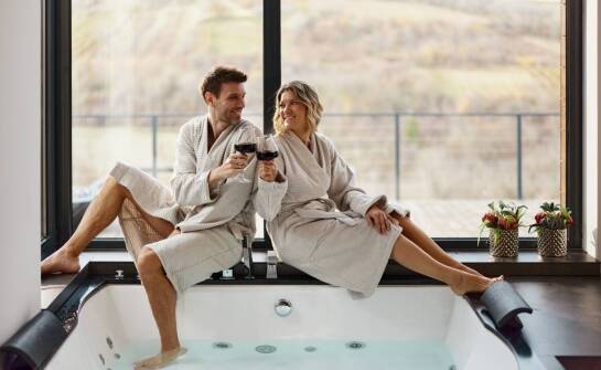 Jak przebiega winna kąpiel w krakowskim spa i dla jakiej grupy ma sens
