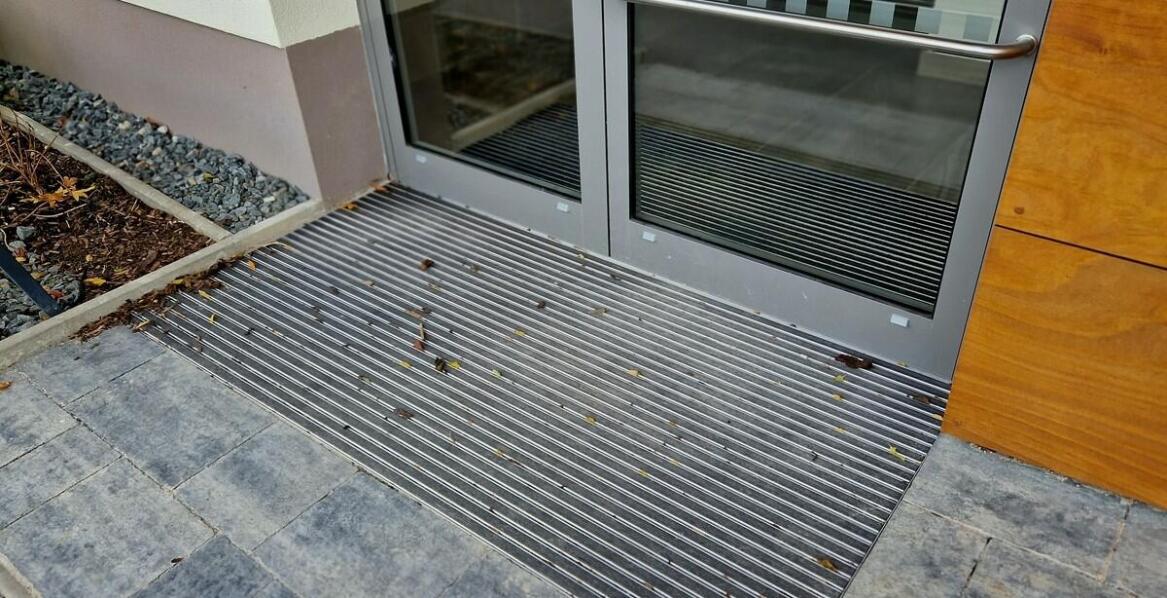 Jakie parametry drzwi aluminiowych naprawdę decydują o komforcie i szczelności wejścia