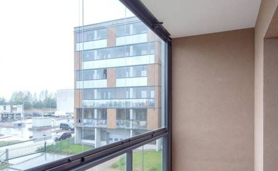 Stała osłona balkonu w domu jednorodzinnym — kiedy panel zamiast maty ma sens