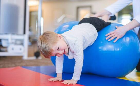 Kiedy fizjoterapia dziecięca naprawdę pomaga przy autyzmie i ADHD oraz czego szukać w konsultacji
