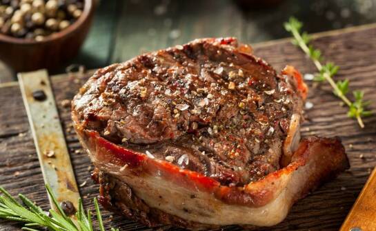 Sezonowany stek porterhouse w domu: przechowywanie, rozmrażanie i smażenie bez b łędów