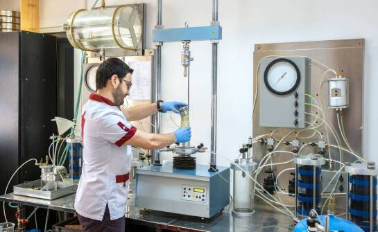 Przenoszenie pras hydraulicznych i kuźniczych — co decyduje o bezpieczeństwie operacji