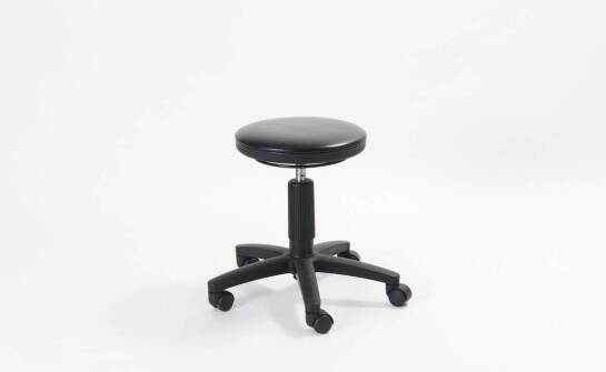 Obrót 360° w taborecie laboratoryjnym pomaga, gdy praca wymaga częstego sięgania po różne narzędzia