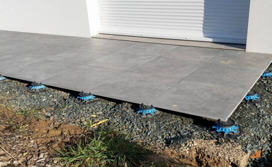 Podkonstrukcja pod taras i elewację: kompozyt, aluminium czy drewno w praktyce