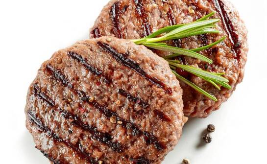 Jak sezonowana wołowina zmienia smak i strukturę hamburgera w domu i gastronomii