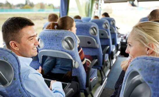 Bus z kierowcą na grupowy przejazd — co decyduje o wygodzie i terminowości