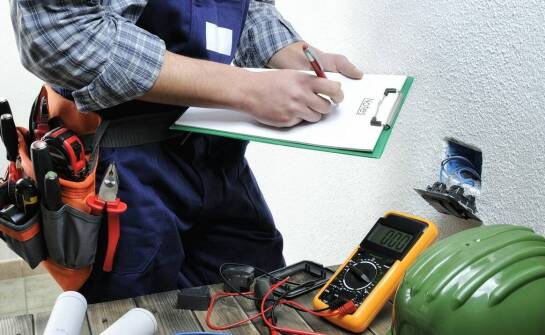 Jak ocenić zaplecze materiałowe dla instalatora przy dużych inwestycjach i rozdzielnicach