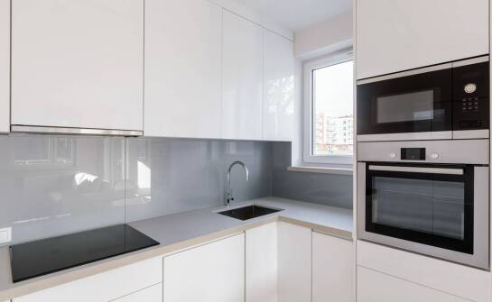 Panele szklane i płytki ceramiczne w kuchni — różnice widoczne w codziennym użytkowaniu mieszkania