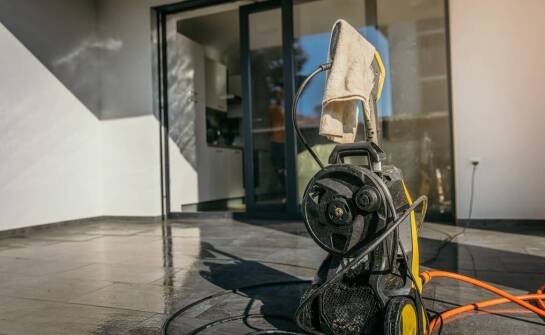 Jak dobrać osprzęt do mycia tarasu, auta i elewacji myjką Bosch