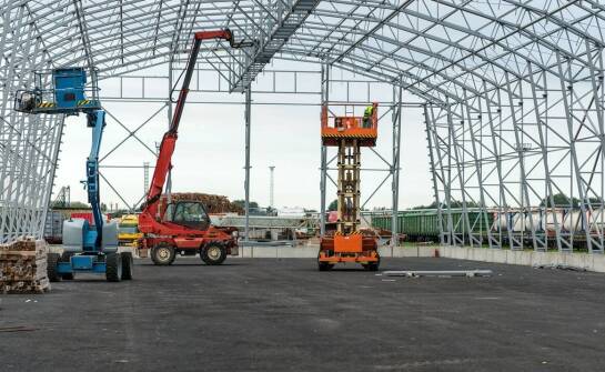 Udźwig to nie wszystko — jak ciasna zabudowa Rzeszowa zmienia dobór dźwigu do montażu stali