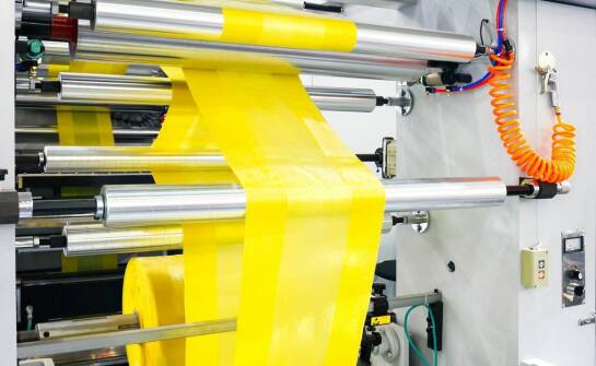 Kiedy laminacja z klejem termotopliwym usprawnia produkcję opakowań, a kiedy staje się ograniczeniem