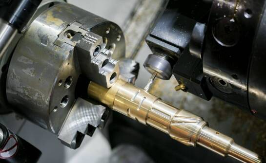 Jak materiał detalu zmienia parametry i narzędzia w automacie tokarskim