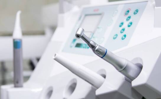 Ultradźwięki czy narzędzia ręczne — jak dobiera się metodę usuwania kamienia