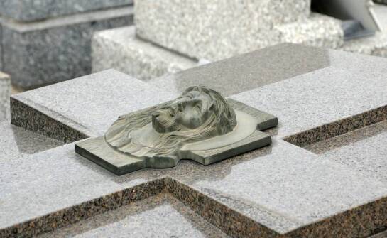 Kiedy ozdobna figura na granitowym pomniku ma sens — proporcje, symbol i stabilność