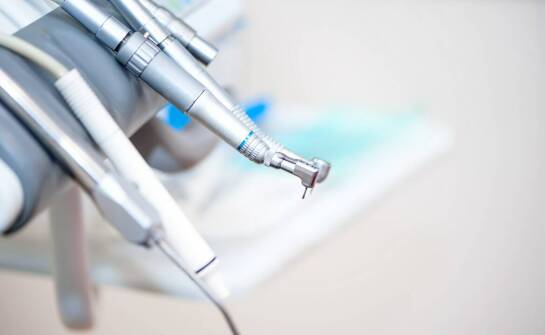 Kiedy narzędzia ręczne, a kiedy rotacyjne zmieniają przebieg endodoncji i leczenia zachowawczego