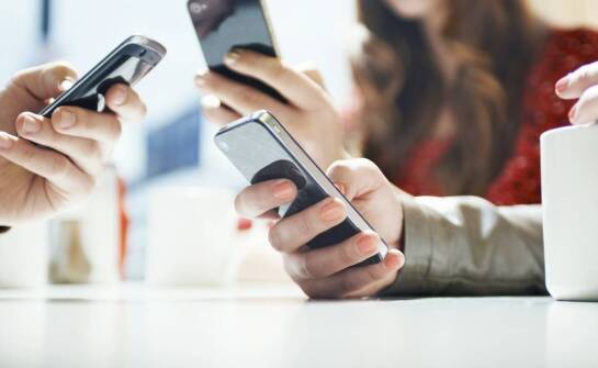 Jak internet przejmuje codzienność dorosłego i dlaczego rodzina zwykle widzi to wcześniej