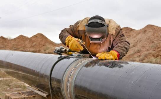 Jak wygląda montaż instalacji technologicznych od zbiornika po rurociąg i łączenia spawane