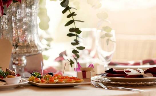 Przyjęcie urodzinowe w restauracji nad Brdą — jak spiąć menu, salę i nocleg w jedną całość