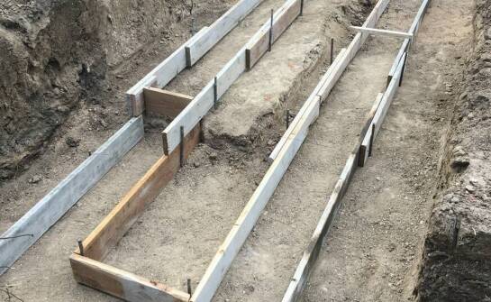 Najczęstsze błędy przy wykopie pod fundament domu jednorodzinnego i ich skutki dla ław