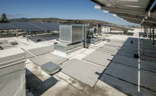 Moc instalacji PV dla firmy zależy od profilu zużycia, nie tylko od rocznych rachunków