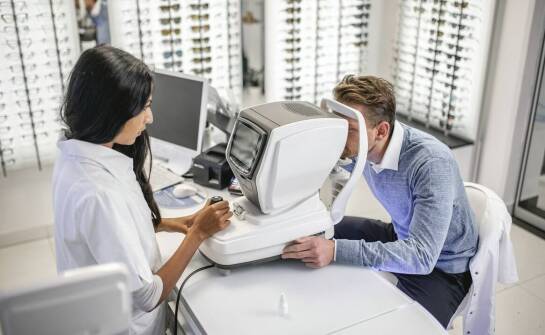 Gdzie kończy się rola optyka, a zaczyna diagnostyka okulistyczna w śródmieściu Wrocławia