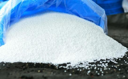 Jak wysypywać sól drogową z big-bagów bez strat i twardych zbryleń