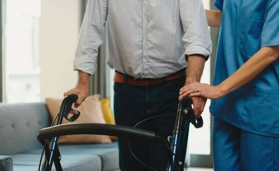 Kiedy domowa rehabilitacja zaczyna obciążać opiekuna bardziej niż pacjenta i wymaga sprzętu wspierającego