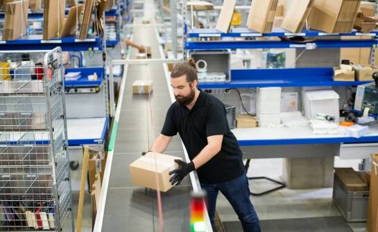 Etapy przygotowania produktów do sprzedaży online: od kompletacji do zabezpieczenia wysyłki