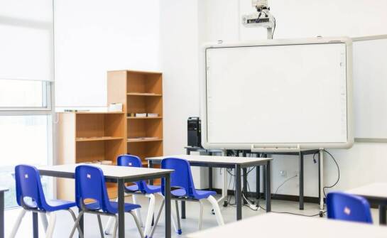 Zestaw tablicy i projektora w szkole — kiedy precyzyjne rysowanie działa, a kiedy pojawiają się problemy
