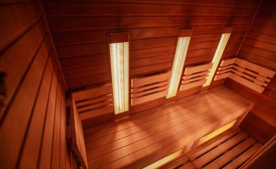 Sauna hybrydowa w domu — kiedy połączenie trybu fińskiego i infrared ma sens