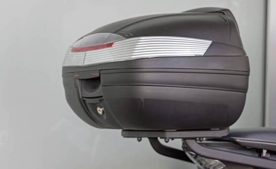 Kiedy wyposażenie TRK 502 pomaga w trasie, a kiedy tylko podnosi masę motocykla