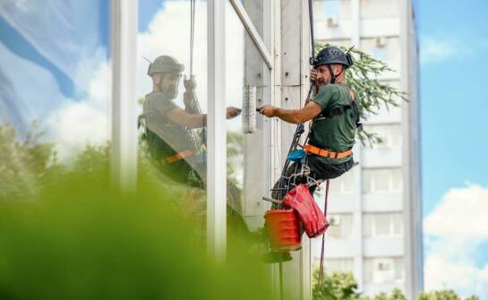 Jak przygotować wieżowiec do mycia przeszkleń bez zakłócania pracy najemców